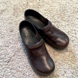 Dansko clogs. Size 42. Brown leather. Wooden look.